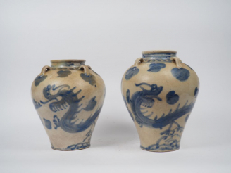 Vente aux enchères Deux jarres en céramique émaillée bleu sur fond craquelé beige, à déco