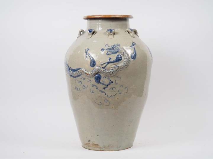 Grande jarre en céramique vernissée céladon et bleu, à décor en relief