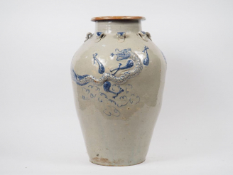 Vente aux enchères Grande jarre en céramique vernissée céladon et bleu, à décor en relief