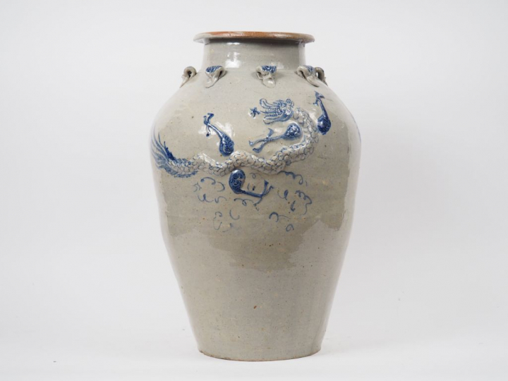 Grande jarre en céramique vernissée céladon et bleu, à décor en relief