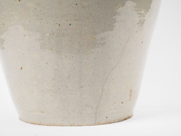 Grande jarre en céramique vernissée céladon et bleu, à décor en relief