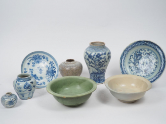 Vente aux enchères Lot comprenant :  - une petite jarre en porcelaine bleue - deux coupes
