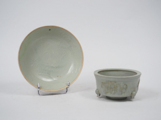 Vente aux enchères Lot comprenant : une coupe en qimbai, à décor moulé sous couverte de d