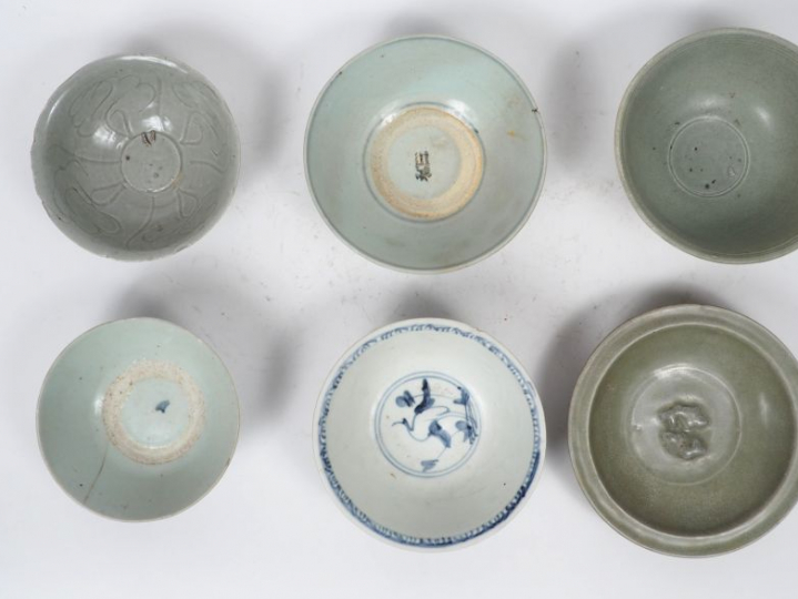 Lot comprenant : cinq coupes, un petit plats et deux jarres en porcela