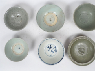 Vente aux enchères Lot comprenant : cinq coupes, un petit plats et deux jarres en porcela