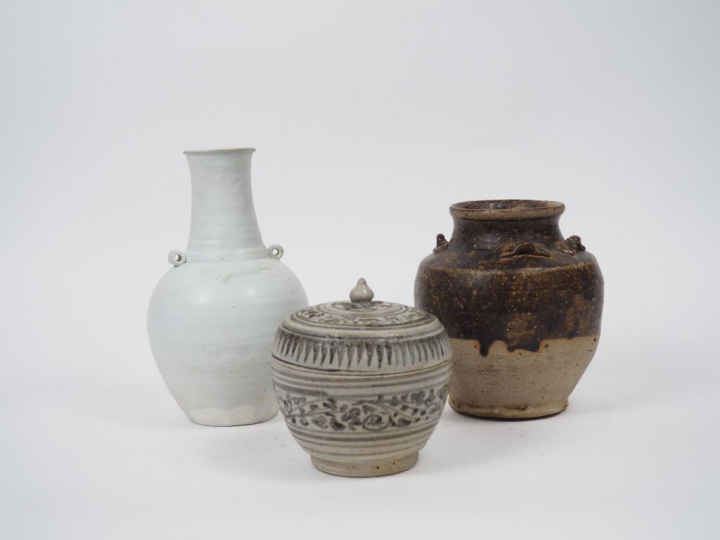 Lot comprenant : une petite jarre, type martaban, un vase à glaçure bl