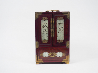 Vente aux enchères Petit coffret à bijoux ouvrant à deux portes et cinq tiroirs en bois e