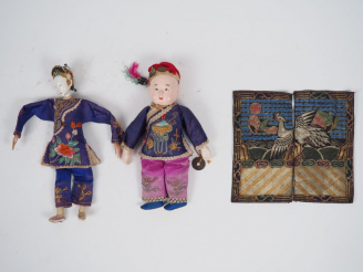Vente aux enchères Lot comprenant un poupon et une danseuse, habits en soie et lin brodés