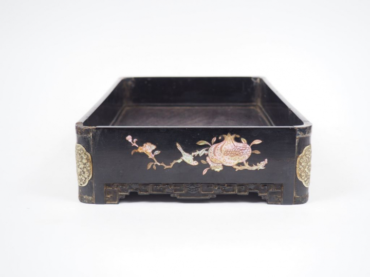 Plateau en bois  Hongmu finement sculpté de grecques et ruyi, les bord