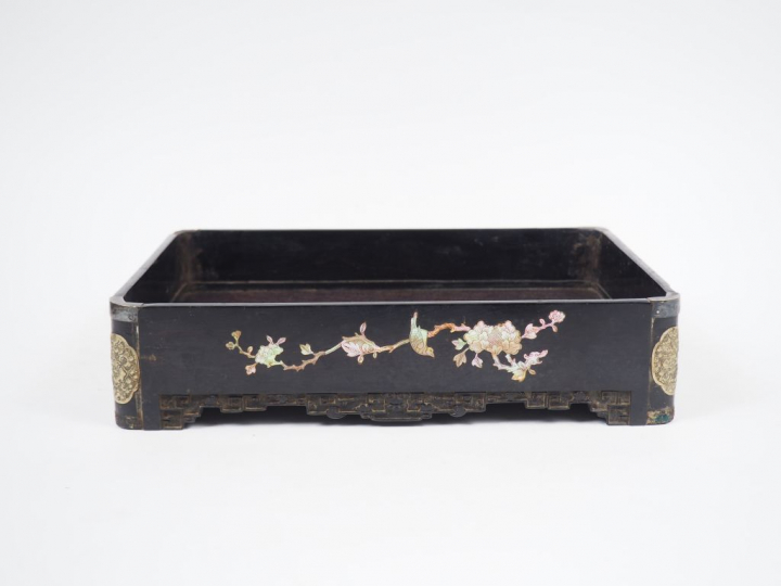 Plateau en bois  Hongmu finement sculpté de grecques et ruyi, les bord