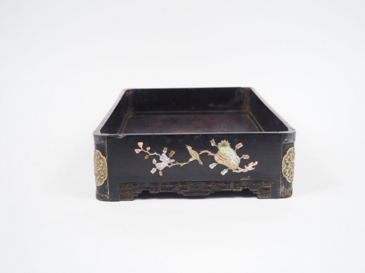 Plateau en bois  Hongmu finement sculpté de grecques et ruyi, les bord