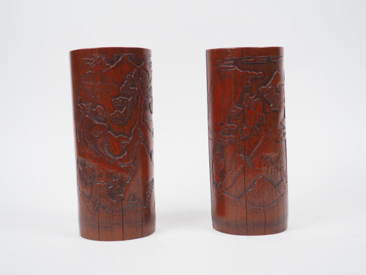 Deux vases cylindriques en bambou à décor de lion et de personnages tr