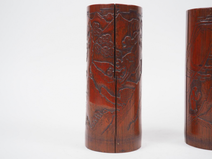 Deux vases cylindriques en bambou à décor de lion et de personnages tr