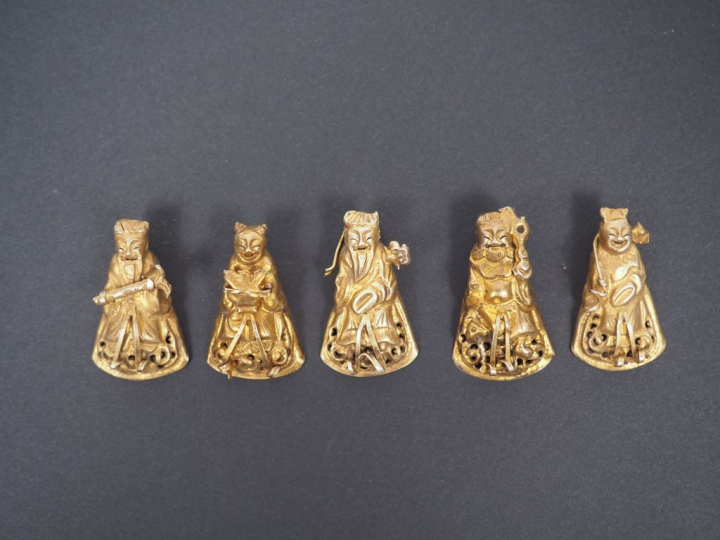 Suite de cinq pendeloques en cuivre repoussés représentant des personn