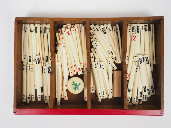 Jeu de Mahjong dans un coffret finement sculpté de scènes de personnag