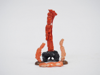Vente aux enchères Statuette en corail rouge représentant une déesse du printemps. H. 11,
