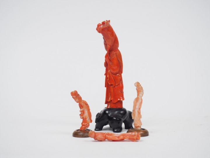 Statuette en corail rouge représentant une déesse du printemps. H. 11,