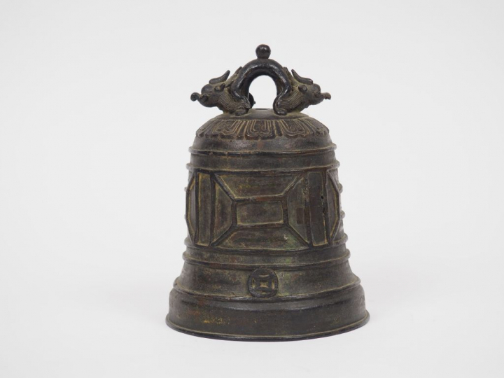 Cloche en bronze, patine brune et belle oxydation, prise formée de deu