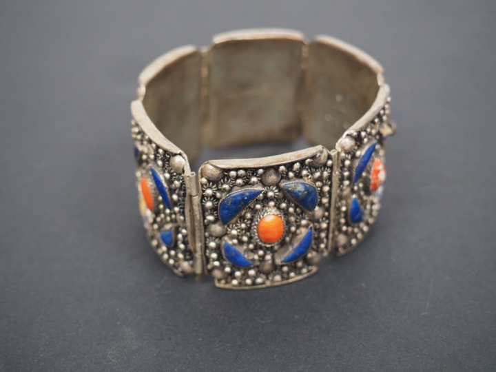 Bracelet en argent, cabochons de corail et lapiz lazzuli, décor perlé.