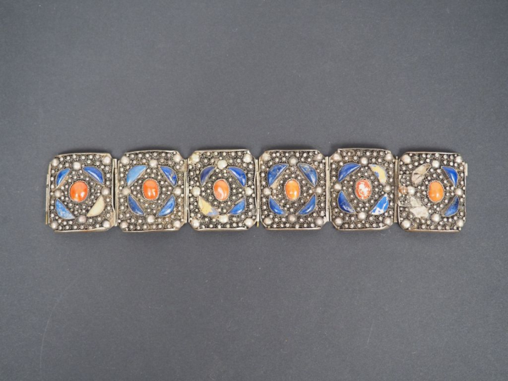 Bracelet en argent, cabochons de corail et lapiz lazzuli, décor perlé.