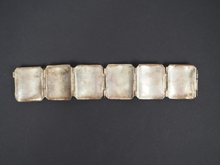 Bracelet en argent, cabochons de corail et lapiz lazzuli, décor perlé.