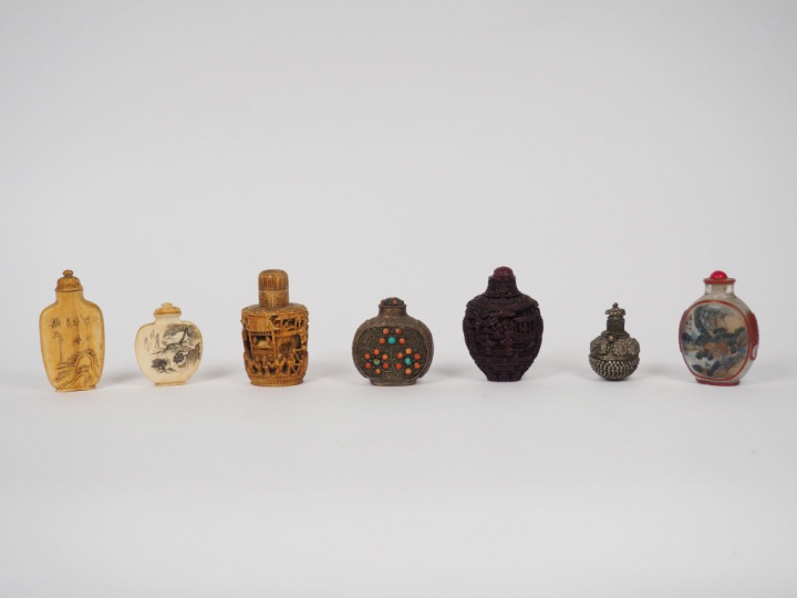 Lot de sept tabatières en os, verre peint à l'intérieur, cuivre argent