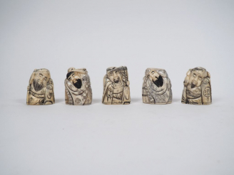 Vente aux enchères Lot comprenant cinq sujet en os figurant des sages.  H. 5 cm et 5,5 cm