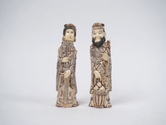 Vente aux enchères Paire de sujets en os formant tabatières "Couple de dignitaires" H. 15