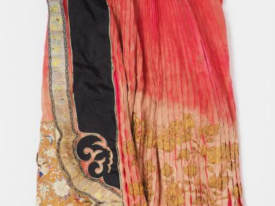 Eléments de costume, petit sacs, éléments de robe et une jupe en soie 