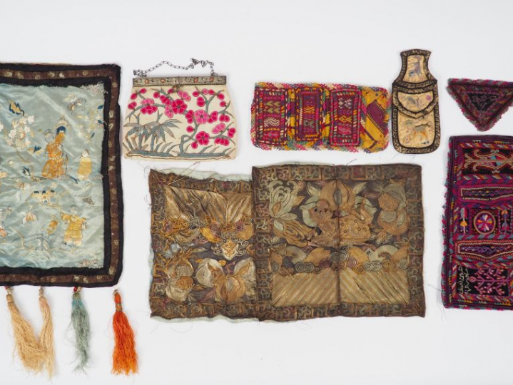 Eléments de costume, petit sacs, éléments de robe et une jupe en soie 