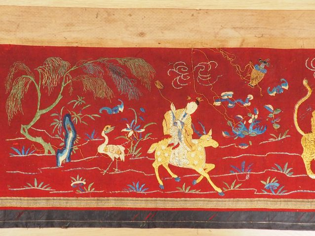 Devant d'autel en lin brodé et fils d'or, à décor des huit immortels. 