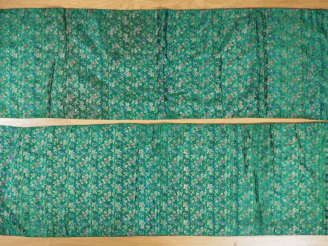 Vente aux enchères Deux bandes de soie polychrome brodée de fleurs et de papillons sur fo