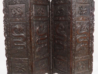Vente aux enchères Paravent a quatre feuilles en bois anciennement laqué, à décor double 