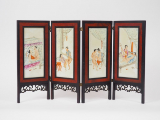 Vente aux enchères Paravent à quatre feuilles orné de quatre plaques en porcelaine de sty