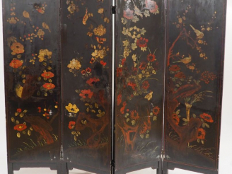 Vente aux enchères Paravent à quatre feuilles, à décor en polychromie sur fond noir d'ois