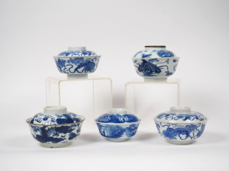 Vente aux enchères Lot de cinq coupes couvertes en porcelaine bleu blanc de Hué, à décor 