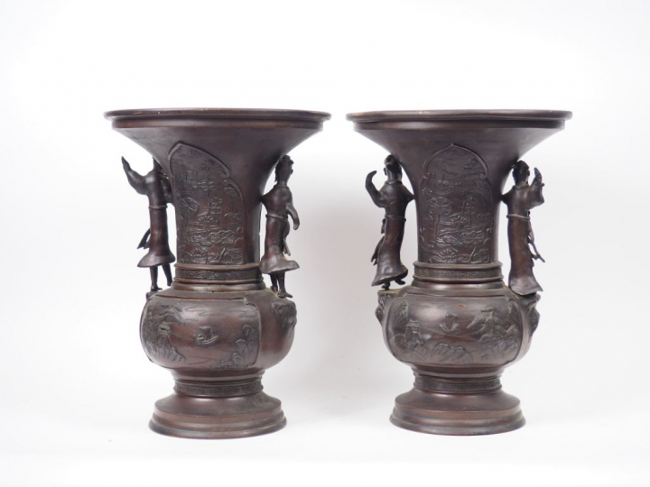 Paire de vases à large pavillon en bronze, à décor en léger relief de 
