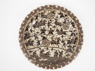 Vente aux enchères Plat rond en céramique, à décor de personnages.  Marquée Biên - Hoà. V