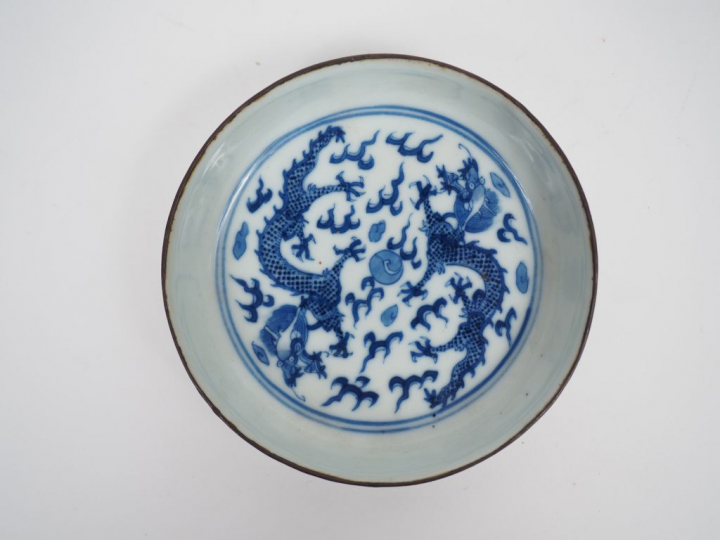 Coupe en porcelaine de Hué, à décor en bleu sous couverte de deux drag