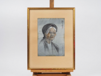Vente aux enchères Ecole vietnamienne XXème "Portrait de femme" Peinture sur soie.  Signé