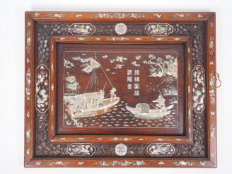 Vente aux enchères Panneau en bois de rose incrustations de nacre, avec embarcations trav