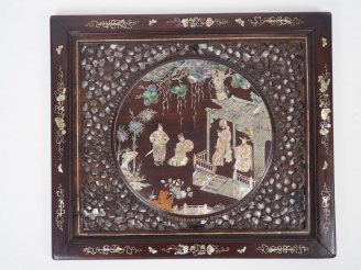 Vente aux enchères Ecran avec son support en bois de rose et incrustations de nacre, à dé