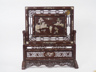 Vente aux enchères Ecran avec son présentoir en bois de rose et incrustations de nacre, d