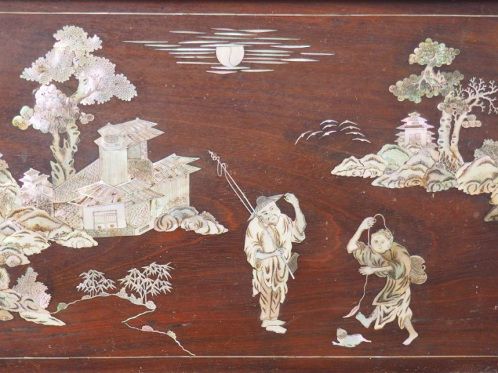 Ecran avec son présentoir en bois de rose et incrustations de nacre, d
