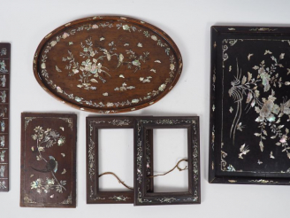 Vente aux enchères Ensemble comprenant : deux plateaux en bois de rose, deux cadres, une 