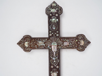 Vente aux enchères Crucifix en bois de rose et incrustations de nacre.  Travail de Nam Di