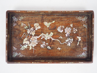 Vente aux enchères Plateau à thé en bois de rose et nacre à décor d'oiseaux et de pivoine