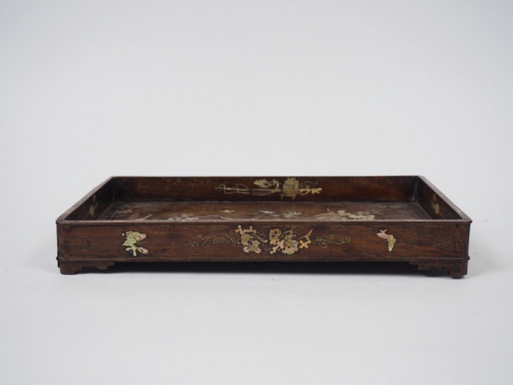 Plateau à thé en bois de rose et nacre à décor d'oiseaux et de pivoine