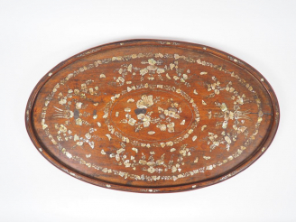 Vente aux enchères Plateau ovale en bois de rose et incrustations de nacre, à décor de pa