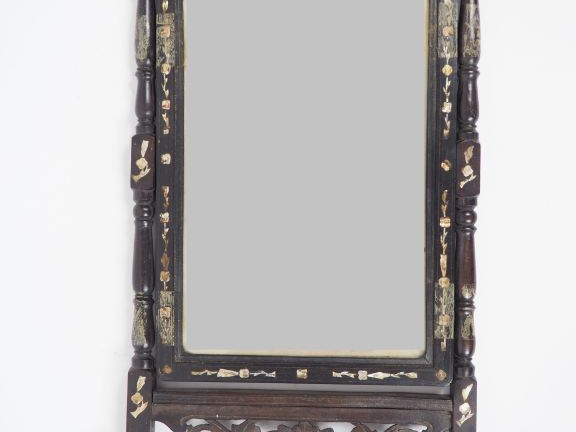 Miroir de toilette en bois de rose et incrustations de nacre, à décor 